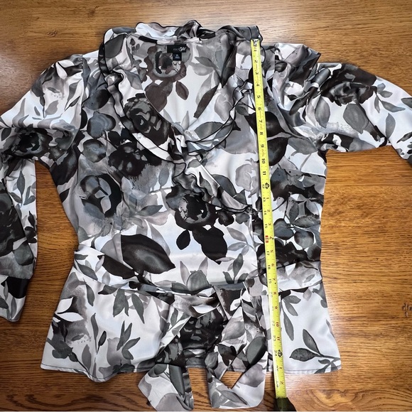 ⭐️ East 5th Shades of Gray Leafy Print Top Size XL Ruffle Neck Tie Waist - Picture 10 of 13